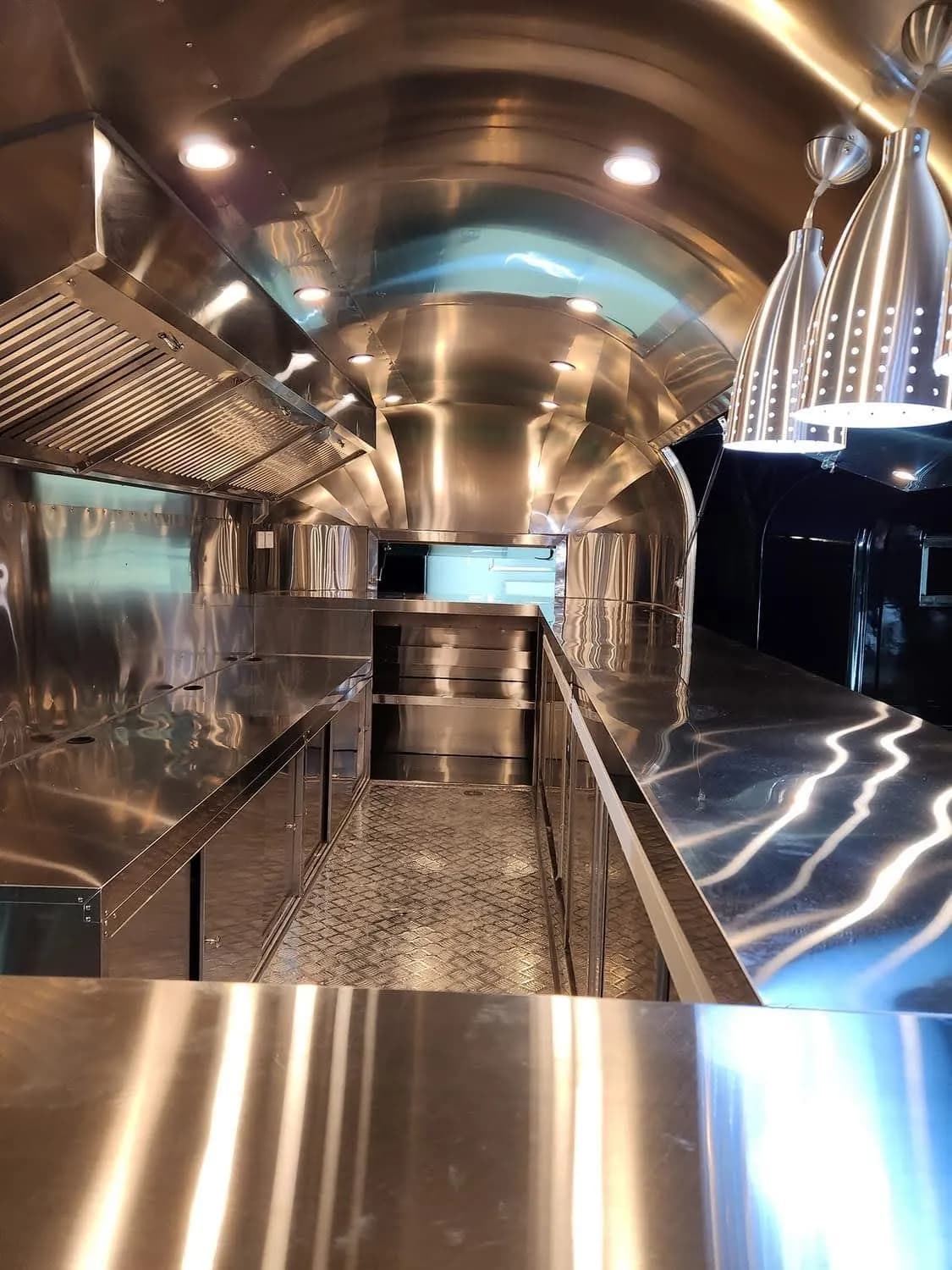 Foodtruck atendiendo clientes en feria