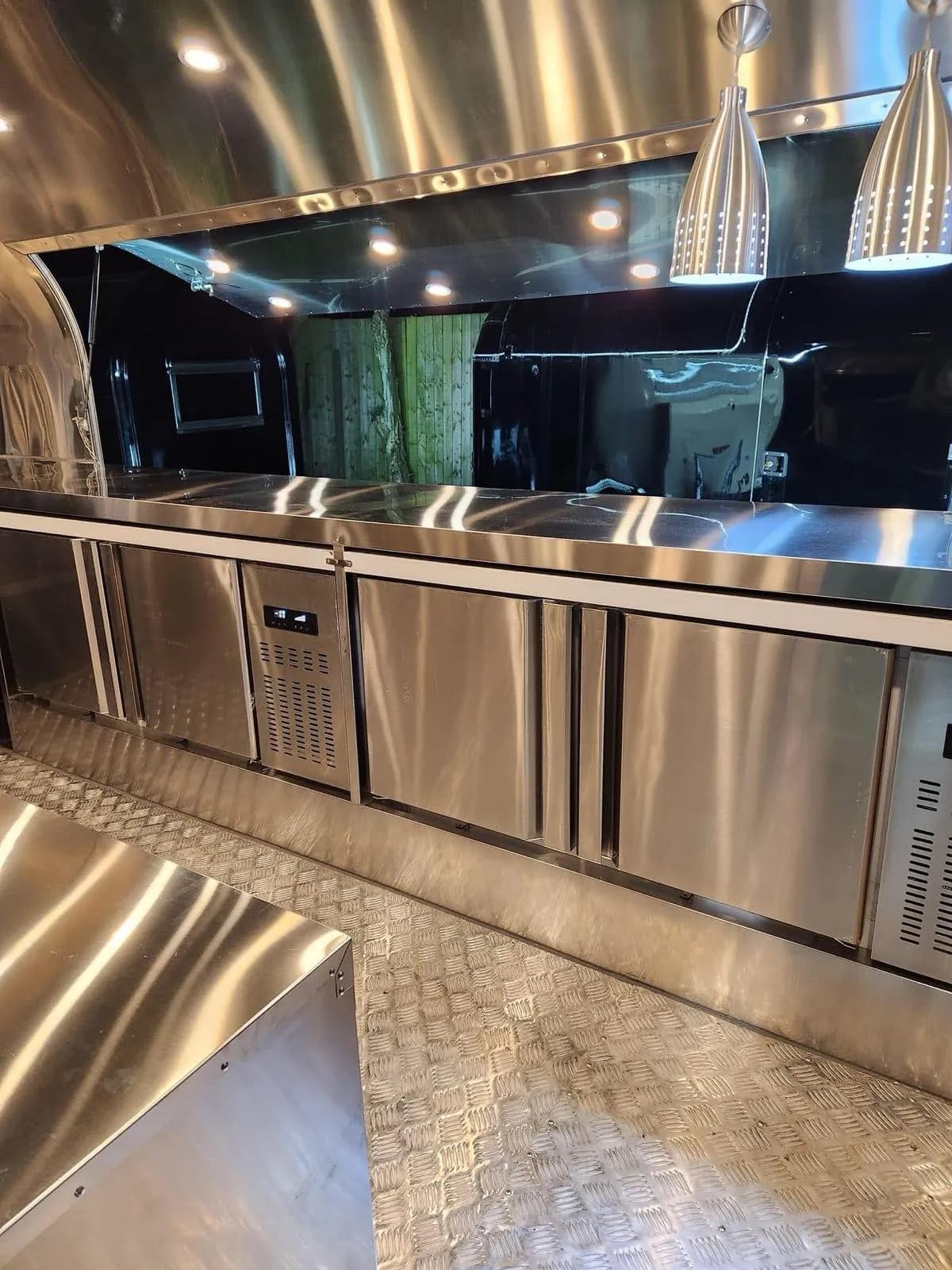 Detalle de iluminación exterior en foodtruck