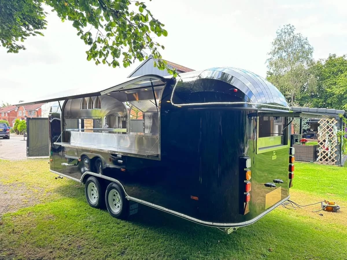 Interior de foodtruck con acabado en acero