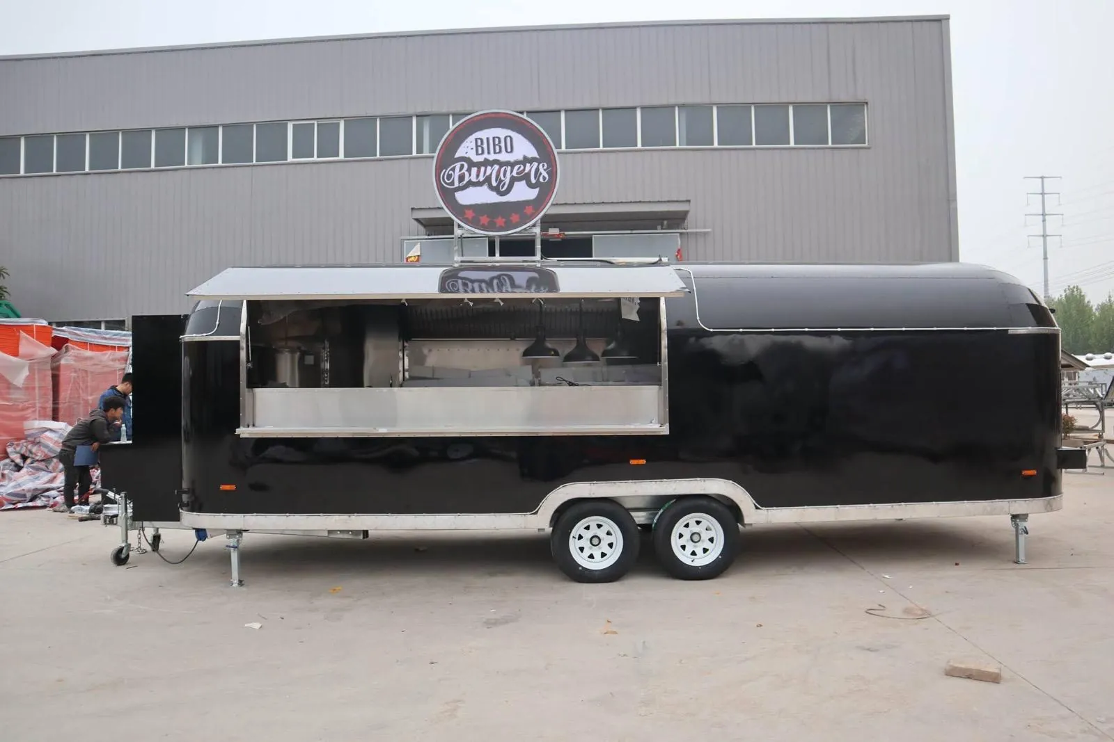 Foodtruck compacto aparcado en calle