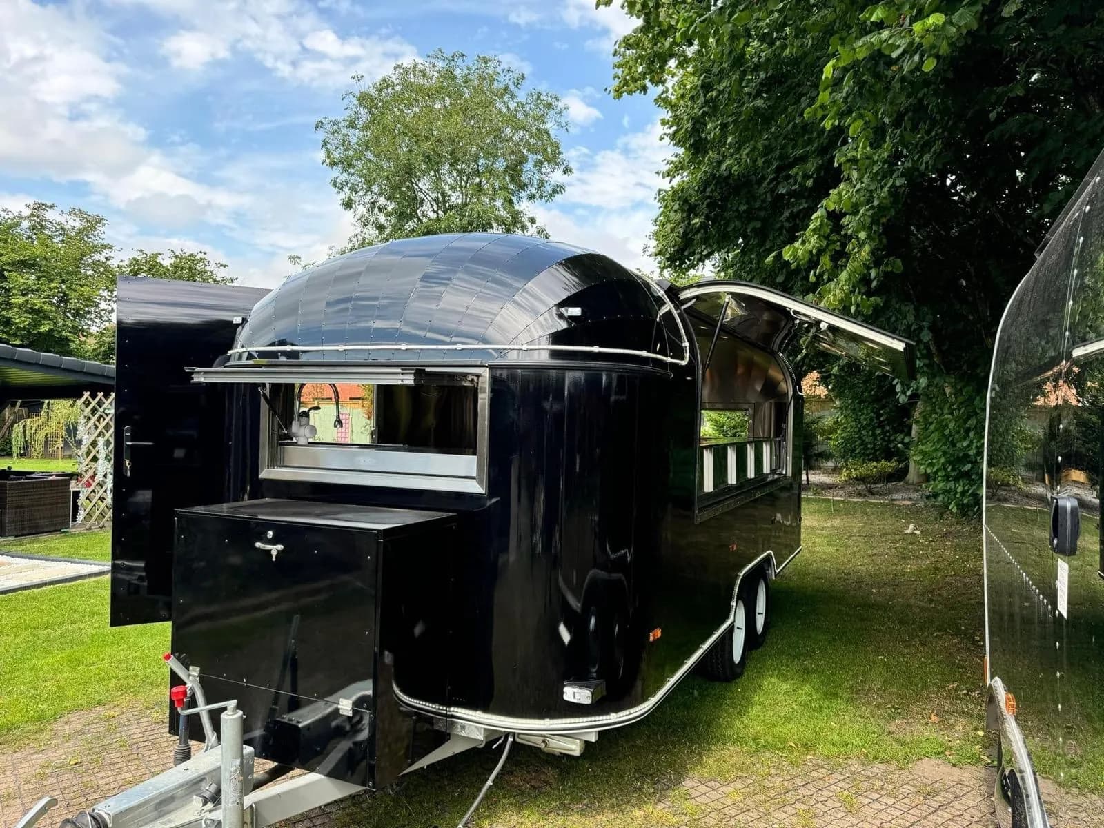 Foodtruck negro listo para entrega